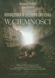 Dziewczynka w zielonym sweterku W ciemności