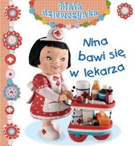 Nina bawi się w lekarza. Mała dziewczynka