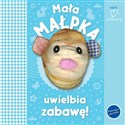 Mała małpka uwielbia zabawę